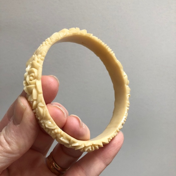 Vintage Floral Bangle Bracelet - Picture 2 of 3